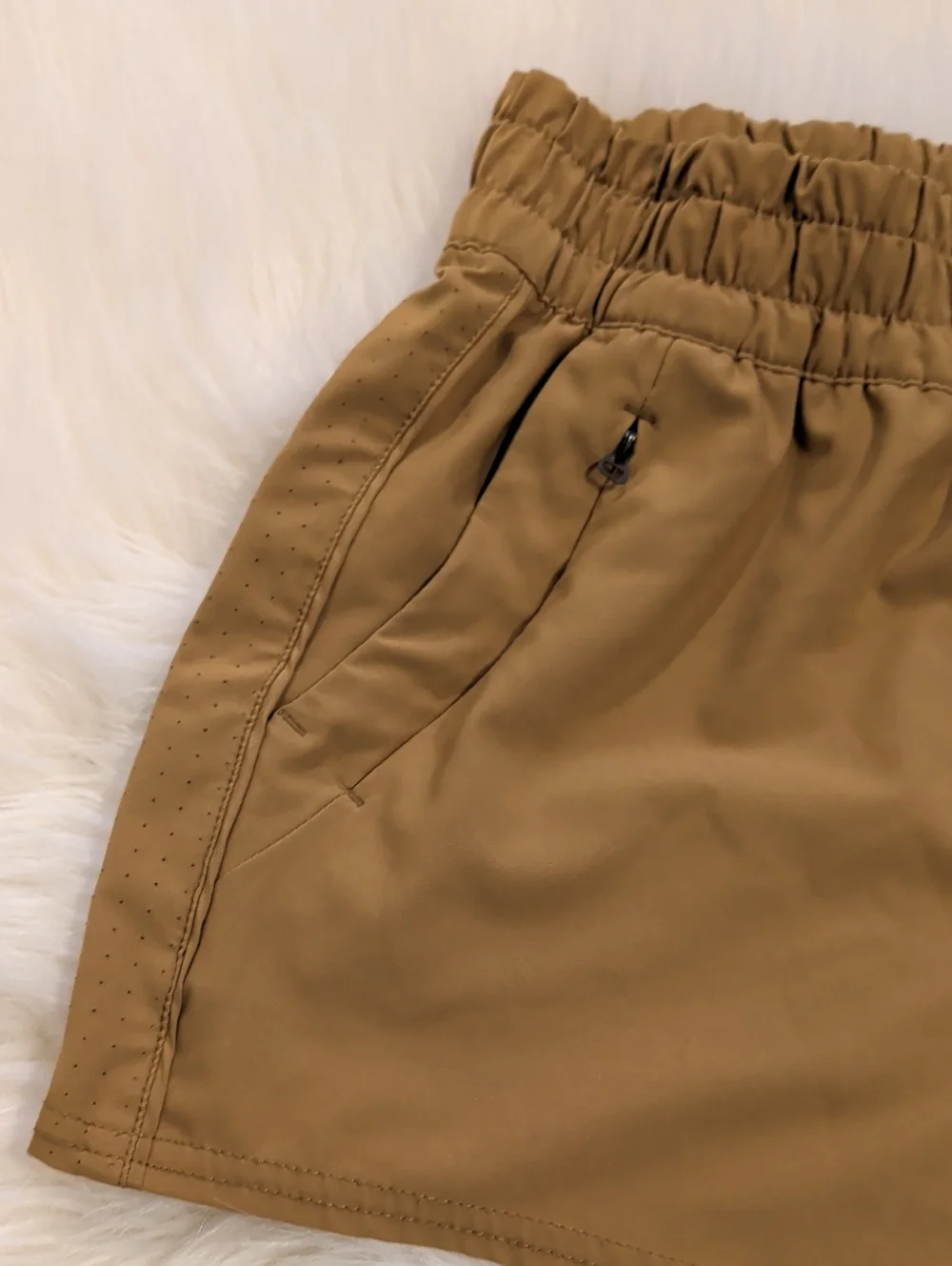 Vuori Dash Women’s Tan Athletic Elastic-Waist Shorts Golden Brown Relaxed Fit